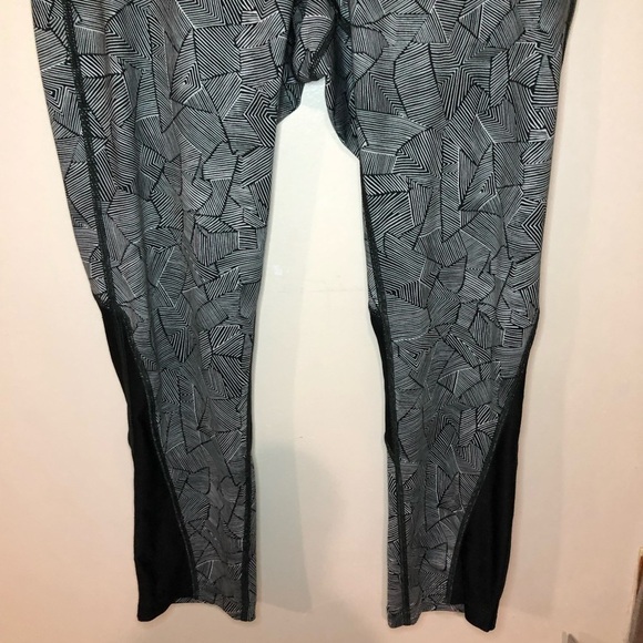 Nike Dri-Fit Black & Gray Striped Leggings Size Medium - Picture 3 of 8